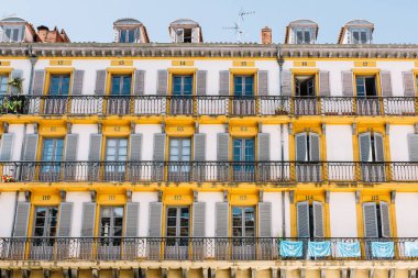 Parte Vieja, Eski şehir bir sarı ve beyaz binanın geleneksel Bask mimarisi. San Sebastian, İspanya