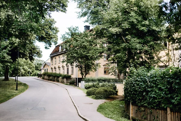 Djurgarden adasında geleneksel İsveç mimarisiile sokak. Stockholm, İsveç