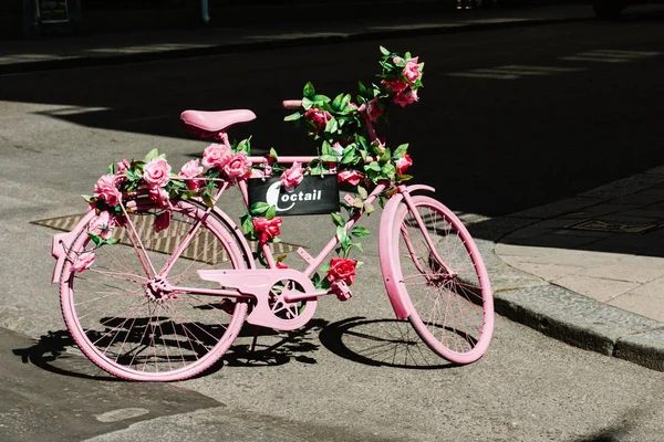 在加姆拉布罗加坦的购物区 一辆装饰性的粉红色自行车在当地商店Coctail做广告 斯德哥尔摩 — 图库照片