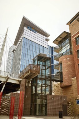 Denver, Co. Commons Park Riverfront Park mahallede Millennium Bridge yapısı