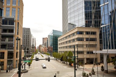 Denver, Colorado şehir merkezinin Riverfront Park semtinde modern kınamak ve highrise binalar