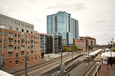 Union İstasyonu yakınlarındaki tren rayları, Denver, Colorado Riverfront Park mahallede Millennium Köprüsü altında