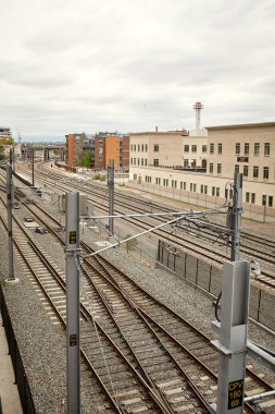 Union İstasyonu yakınlarındaki tren rayları, Denver, Colorado Riverfront Park mahallede Millennium Köprüsü altında