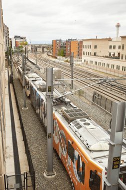 Union İstasyonu yakınlarındaki tren rayları, Denver, Colorado Riverfront Park mahallede Millennium Köprüsü altında