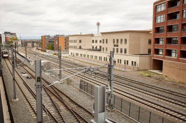 Union İstasyonu yakınlarındaki tren rayları, Denver, Colorado Riverfront Park mahallede Millennium Köprüsü altında