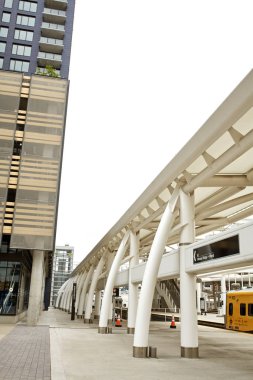 Denver, Colorado'daki Union İstasyonu'nda tren rayları ve platform şehir merkezinde