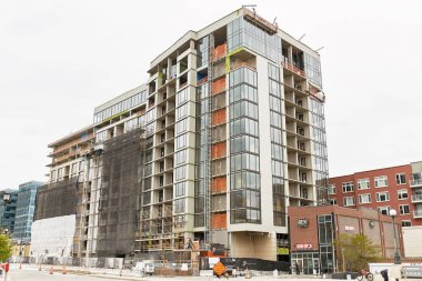 Union İstasyonu yakınlarındaki şehir merkezinde, yüksek katlı binaların inşaatı ve gelişimi devam ediyor. Denver, Colorado