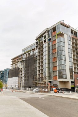 Union İstasyonu yakınlarındaki şehir merkezinde, yüksek katlı binaların inşaatı ve gelişimi devam ediyor. Denver, Colorado