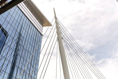 Denver Riverfront Park mahallede Millennium Köprüsü yapısının closeup. Commons Parkı