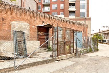 Denver, Colorado'daki Union İstasyonu yakınlarındaki bir sanayi bölgesinde terk edilmiş tuğla bina