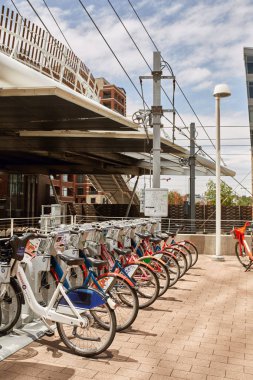 Riverfront Park mahallede Millennium Köprüsü'nde sergilenen kiralık bisiklet bir satır, şehir Denver, Colorado
