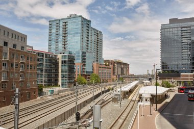 Union İstasyonu yakınlarındaki tren rayları, Denver, Colorado Riverfront Park mahallede Millennium Köprüsü altında