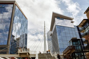 Denver Riverfront Park mahallede Millennium Köprüsü merdiven. Commons Parkı