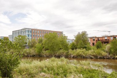 Denver, Colorado Riverfront Park mahallede Confluence Park Platte Nehri yakınlarındaki kınamak ve highrise binalar