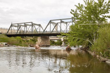 Confluence Park Platte Nehri üzerinde Köprü, şehir Denver Riverfront Park mahallenin bir parçası, Colorado.