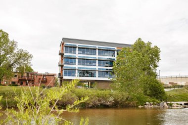 Denver, Colorado Riverfront Park mahallede Confluence Park Platte Nehri yakınlarındaki kınamak ve highrise binalar