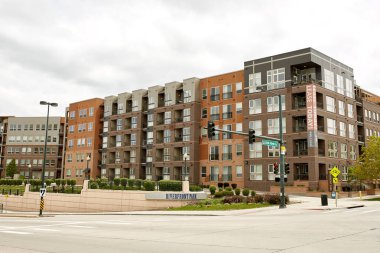 Denver şehir merkezinin Riverfront Park semtinde modern kınamak ve highrise binalar