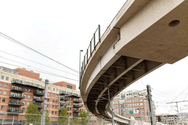 Blick Auf Hochhäuser Unter Einer Brücke Der Nähe Des Gewerkschaftshauses — Stockfoto