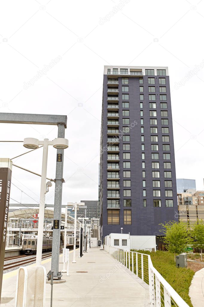 Condominios y edificios de gran altura detrás de las vías del tren, en