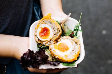 Londra'da bir pazarda Scotch yumurta, İngiltere
