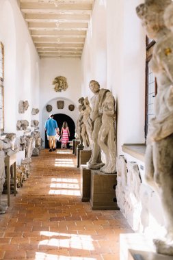 Hillerod Frederiksborg Kalesi iç görünümü, uzun bir koridorda heykeller satırları featuring. Hillerod, Danimarka