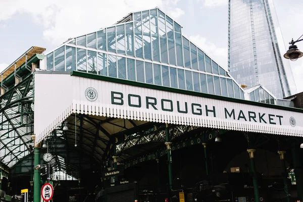 Bir yaz gününde Southwark, Londra'daki Borough Market gıda salonuna giriş