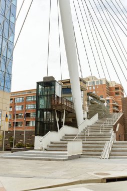 Merdiven. Denver Riverfront Park mahallede Millennium Köprüsü. Commons Parkı