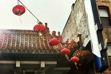 San Francisco, Kaliforniya'daki binalar arasında asılı geleneksel Çin dekoru, mimarisi ve kağıt fenerler ile renkli Chinatown sahne