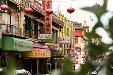San Francisco, Kaliforniya'daki binalar arasında asılı geleneksel Çin dekoru, mimarisi ve kağıt fenerler ile renkli Chinatown sahne