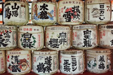 Sake varil Miyajima, Japonya'da üst üste yığılmış