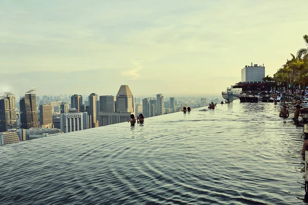 Gün doğumunda Marina Bay Sands Infinity havuzundan Singapur şehir merkezini görüntüleyin