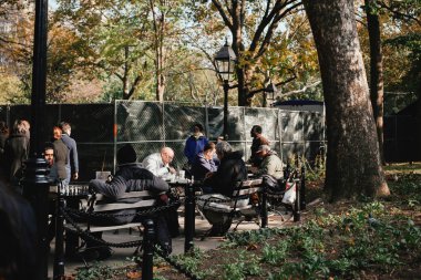 New York City, Ny - 29 Ekim 2013: Sonbahar sırasında bir parkta açık havada satranç oynayan bir grup adam
