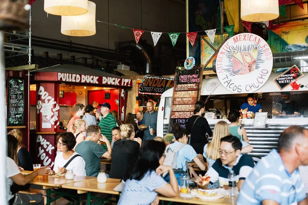 Kopenhagen Denemarken Juli 2016 Mensen Kopen Eten Voedsel Bij Papiren — Stockfoto