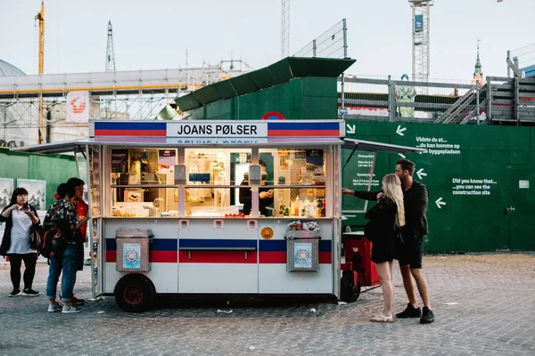 Kopenhagen Denemarken Juli 2016 Mensen Die Traditionele Deense Hotdogs Bestellen — Stockfoto