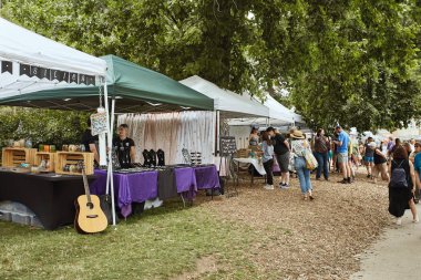 Bir yaz günü Boulder County Çiftçi Pazarı 'nda eğlenen bir sürü insan.