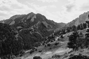 Boulder, Colorado 'daki Ncar Trail Ulusal Atmosferik Araştırma Merkezi' nde siyah beyaz Foothills ve Rocky Dağları.