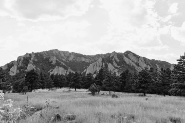 Boulder, Colorado 'daki Ncar Trail Ulusal Atmosferik Araştırma Merkezi' nde siyah beyaz Foothills ve Rocky Dağları.