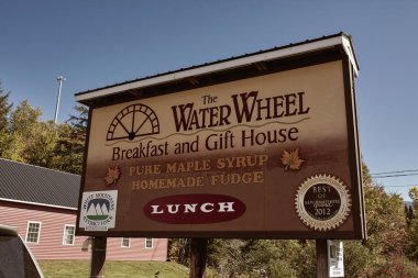 Jefferson, New Hampshire - 28 Eylül 2019: Waterwheel Breakfast and Gift House tabelası boyunca New Hampshire 'ın Beyaz Dağları' nda