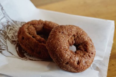 Waterbury, Vermont - 29 Eylül 2019: Waterbury, Vermont 'taki Cold Hollow Elma Şarabı' nda elma şarabı donutları.