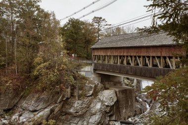Vermont, New England 'ın Quechee kasabasındaki Ottauquechee Nehri Şelalesi' ne bakan Quechee Köprüsü