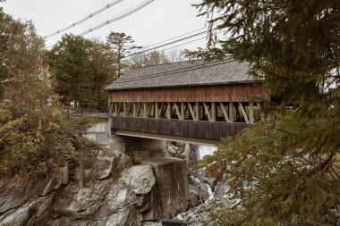 Vermont, New England 'ın Quechee kasabasındaki Ottauquechee Nehri Şelalesi' ne bakan Quechee Köprüsü