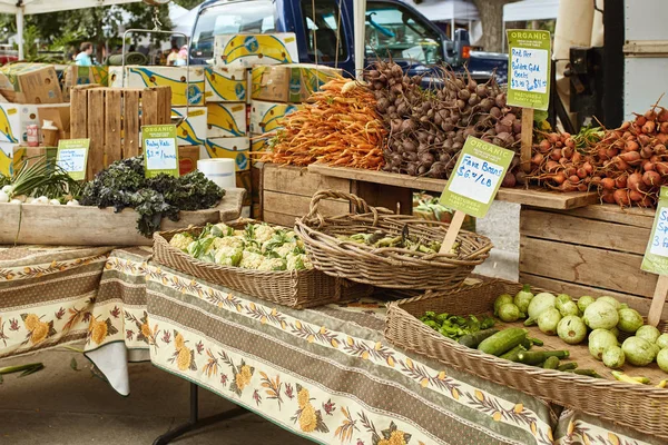 Fargerik Visning Gulrøtter Rødbeter Andre Grønnsaker Til Salg Gårdsmarked – stockfoto