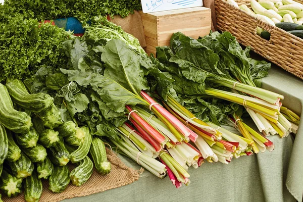 Une Pile Blettes Suisses Arc Ciel Exposées Dans Marché Fermier — Photo