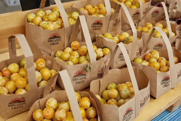 Sacs Marron Remplis Cerises Locales Biologiques Vendre Dans Marché Fermier — Photo