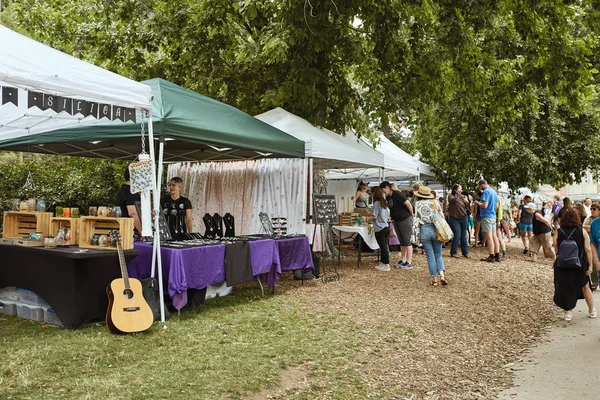 Bir yaz günü Boulder County Çiftçi Pazarı 'nda eğlenen bir sürü insan.