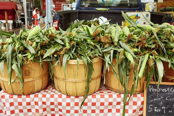 Des Seaux Maïs Frais Sucré Exposés Vente Dans Marché Fermier — Photo