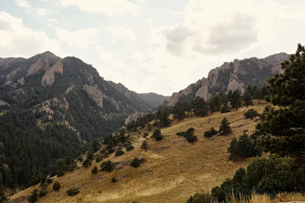 科罗拉多博尔德国家大气研究中心Ncar Trail主任的山脚和落基山脉 — 图库照片