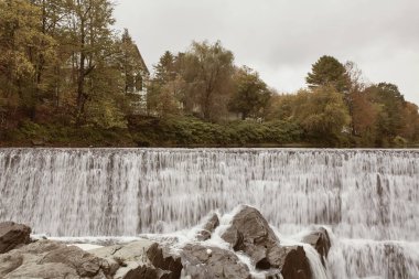 Ottauquechee Nehri Şelalesi New England 'ın Quechee, Vermont kasabasında serin bir sonbahar günü.