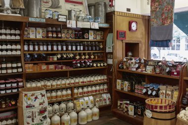 Woodstock, Vermont - 30 Eylül 2019: Woodstock 'taki bir markette satılık New England akçaağaç pekmezi çeşitliliği.