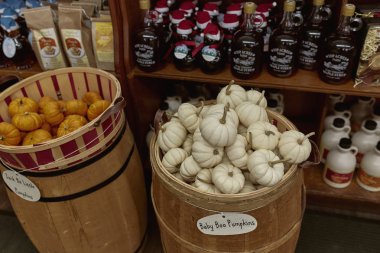 Woodstock, Vermont - 30 Eylül 2019: New England akçaağaç şurubu çeşitliliği ve Woodstock 'taki bir markette satılık küçük balkabakları.